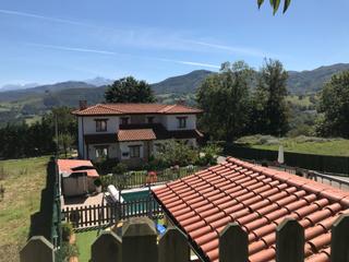 Edifici a Parres. Complejo turístico de 4 viviendas con jardines y piscina
