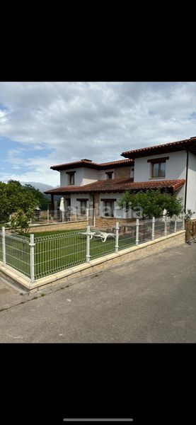 Foto b5e5f6cd-8b93-40fa-ba7a-26d5da3bbd8b. Edifici a Parres