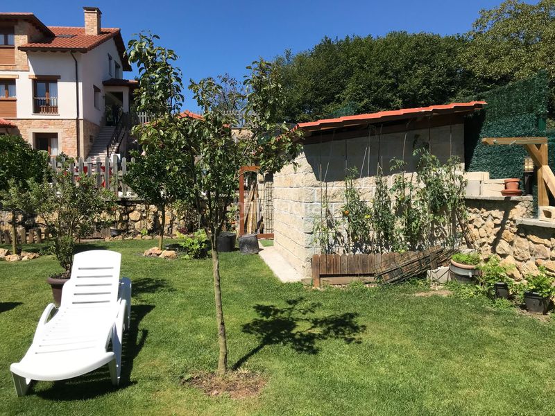Foto bef69d2a-3d57-4dd3-b379-f12368351ed6. Edifici a Parres