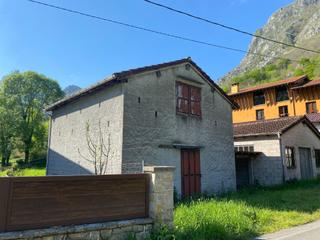 Casa  Sellaño. Cuadra independiente con terreno en ponga