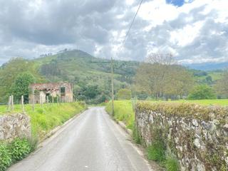 Terreny residencial a Cangas de Onís. Lote de varias fincas edificables y casa para rehabilitar