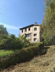 Casa a Cangas de Onís. Conjunto formado por vivienda, fincas rusticas y almacen