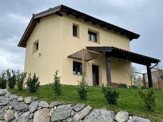 Casa a Cangas de Onís. Casa independiente con terreno a 10 min. de cangas de onis
