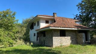 Maison à Parres. Chalet independiente con terreno al lado del rio sella