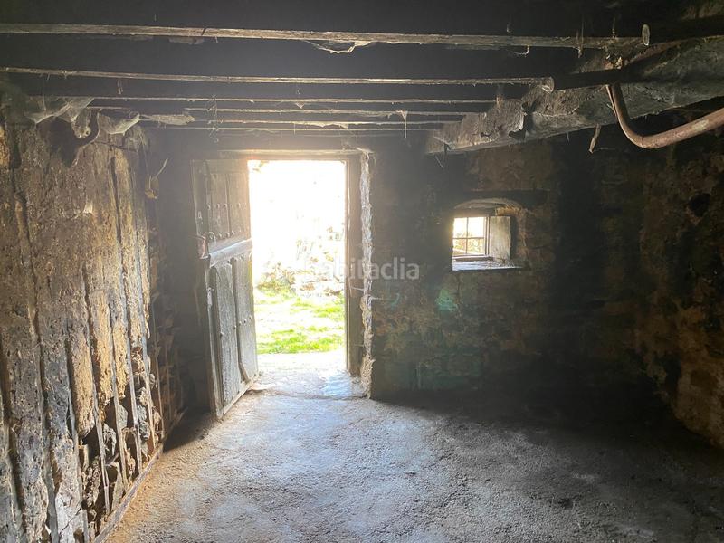 Foto 6a04664c-38cc-45d8-ba79-148b2b2f123d. Casa conjunto de 3 cuadras con terreno en Parres