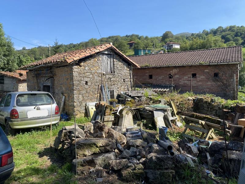 Foto ae4d3490-d9f1-4e19-80fd-b16d6c383630. Casa conjunto de 3 cuadras con terreno en Parres