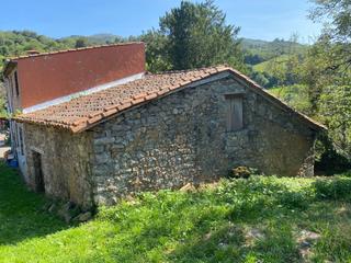 Casa a Parres. Conjunto de 3 cuadras con terreno
