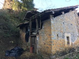Casa  Isongo. Cuadra de piedra adosada cerca de corao