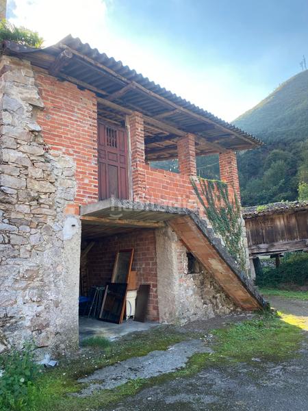 Foto dcda8699-bb40-4974-9d04-217a5265e84c. Casa adossada a Parres