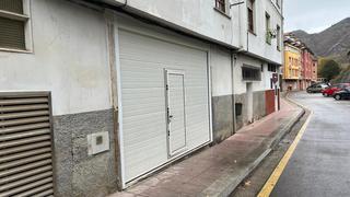 Lloguer Local Comercial a Calzada de ponga. Se alquila local en cangas de onís  perfecto como almacén o gara