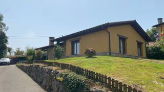 Casa a Parres. Chalet independiente en planta baja