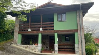 Casa a Cangas de Onís. Casa de estilo rústico con jardín