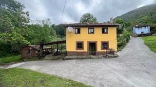 Casa en Parres. Casa independiente con terreno
