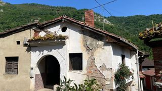 Casa en Amieva. Conjunto para rehabilitar formado por casa,cuadra y cubil