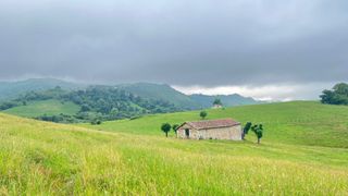 Landgut in Onís. Finca rústica con cuadra de piedra