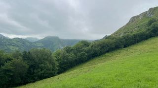 Rural plot in Onís. Finca rustica con cuadra de piedra