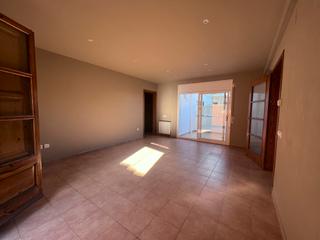 Towny house  Carrer comunidó. Amplia casa con 5 habitaciones, tres baños, balcón y terraza, en