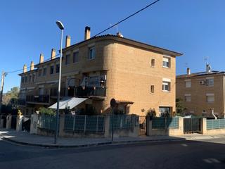 Casa adosada  Carrer de la fibula. Fantastica casa esquinera con jardin y piscina en els munts de t