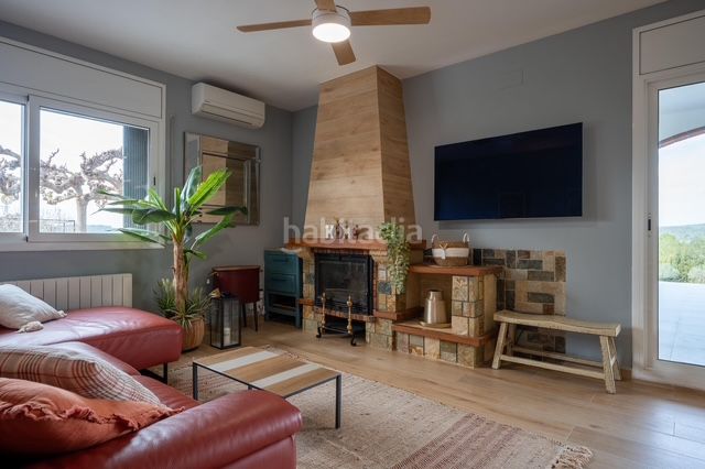 Foto 14db0217-8344-465c-9fdb-2d7a97230e60. Masia amb xemeneia calefacció aparcament a Riera de Gaià (La)