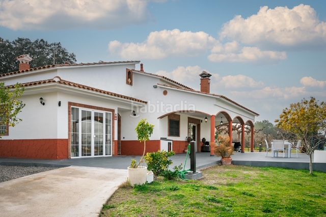 Foto 78f27158-a265-4656-b2e8-b57489c8d1e4. Masia amb xemeneia calefacció aparcament a Riera de Gaià (La)