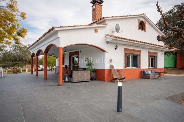 Foto a1711707-96a4-4efb-bada-f22de3fa7f4f. Masia amb xemeneia calefacció aparcament a Riera de Gaià (La)