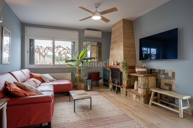 Foto d1b04c62-febf-4b8e-a389-71ef07455237. Masia amb xemeneia calefacció aparcament a Riera de Gaià (La)