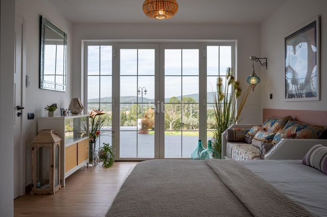 Foto e2613f78-83e9-4d18-9e74-841a2a96aea3. Masia amb xemeneia calefacció aparcament a Riera de Gaià (La)