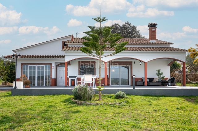 Foto fc444b3e-7b6d-4f1e-9a1c-d8a3c85bd8a5. Masia amb xemeneia calefacció aparcament a Riera de Gaià (La)