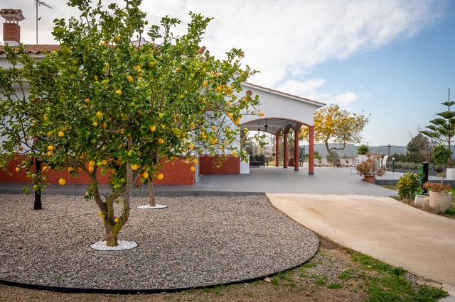 Foto 10bf2c05-f52b-40ae-8eff-fecf463cfa12. Masia amb xemeneia calefacció aparcament a Riera de Gaià (La)