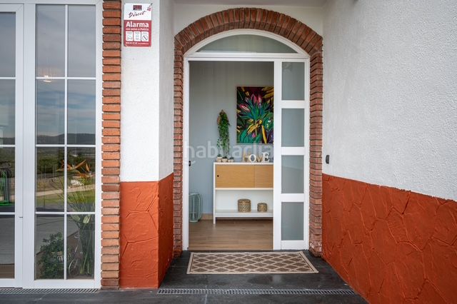 Foto 50038d9e-bd0d-4894-9992-ead0daa9ae69. Masia amb xemeneia calefacció aparcament a Riera de Gaià (La)