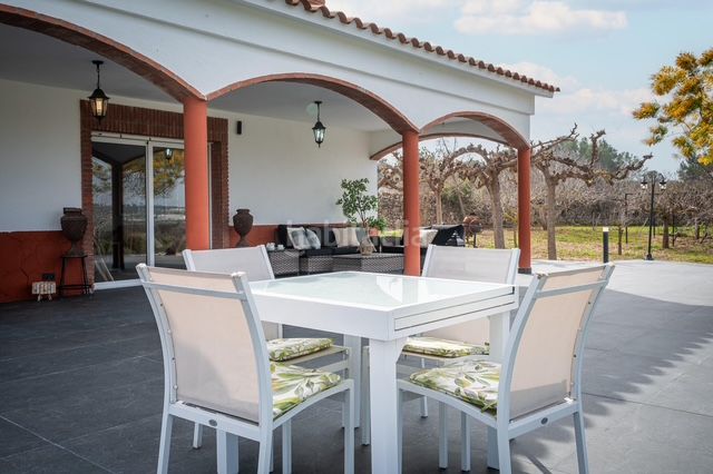 Foto 5fb4e77c-2dbf-4247-aa90-a546350d7829. Masia amb xemeneia calefacció aparcament a Riera de Gaià (La)