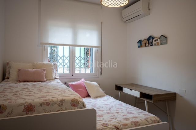 Foto c36a4dae-8df7-4692-85bd-1c7b9eb29fa6. Masia amb xemeneia calefacció aparcament a Riera de Gaià (La)