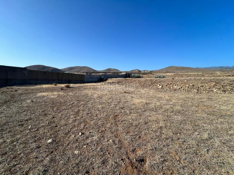 Foto 51b59240-1ae3-4f86-b9a0-9f16f0b8f19f. Terreno residencial parcela situada en lomo guinea con una construcción. en Telde