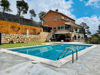 Chalet  Carrer de ripoll. Chalet de 268m2 con 5 dormitorios, 4 baños y piscina