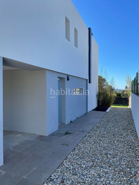 Foto 00b323bd-4b14-4697-9496-1c8f2bc23766. Chalet luminoso chalet de diseño en fontpineda con piscina en Pallejà