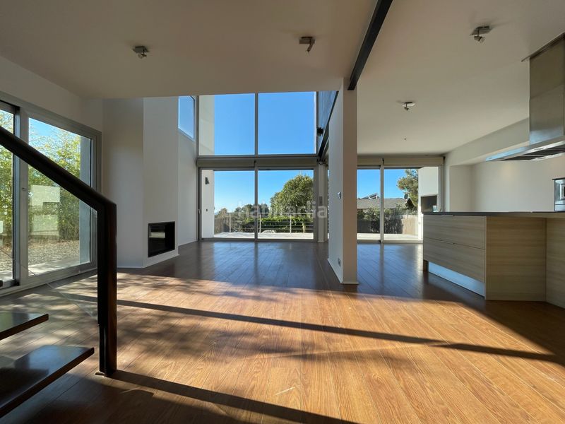 Foto 02db3378-73ee-4f65-9ffd-fd931af77fae. Chalet luminoso chalet de diseño en fontpineda con piscina en Pallejà