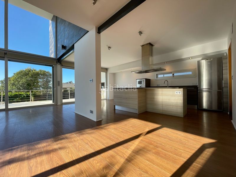 Foto 4d90a80e-c781-4526-9a5b-952513cfbf8f. Chalet luminoso chalet de diseño en fontpineda con piscina en Pallejà