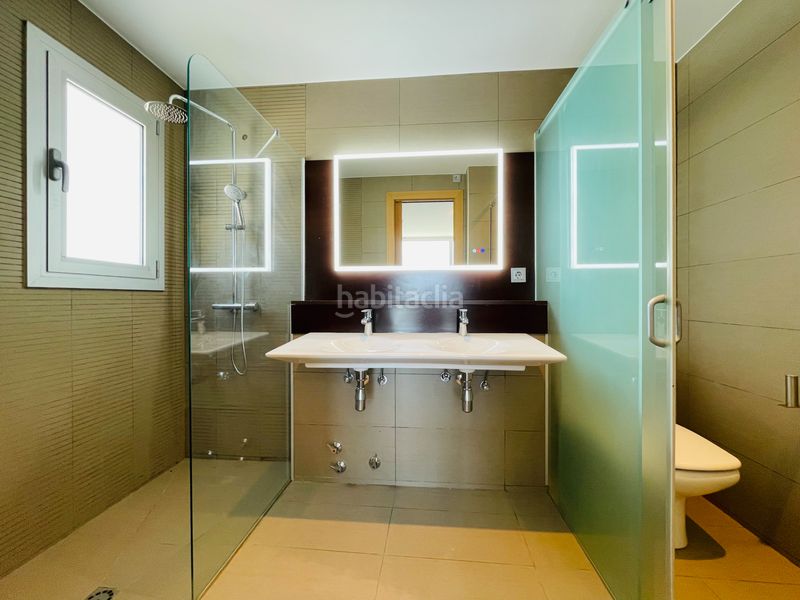 Foto a1228328-5a06-4d28-9ba9-f4227fd60416. Chalet luminoso chalet de diseño en fontpineda con piscina en Pallejà