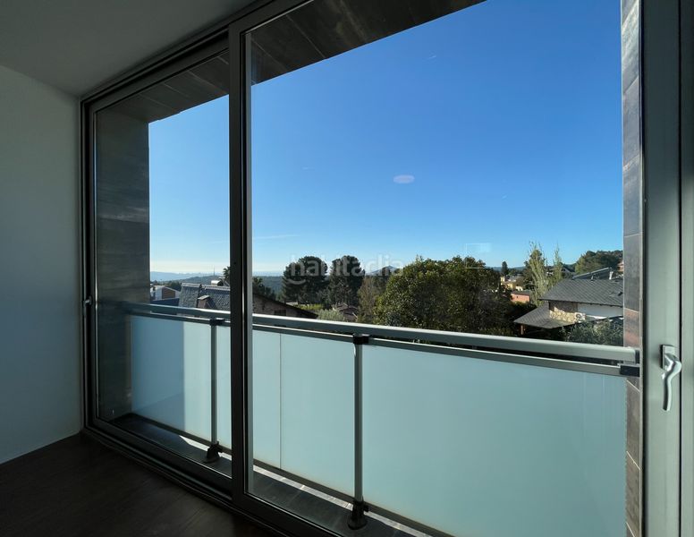 Foto a7847aec-2525-4779-ad8d-f8f84913ca14. Chalet luminoso chalet de diseño en fontpineda con piscina en Pallejà