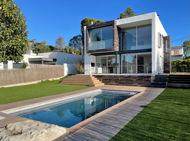 Foto b1532212-e641-4e08-a6f2-d6dd4687539a. Chalet luminoso chalet de diseño en fontpineda con piscina en Pallejà