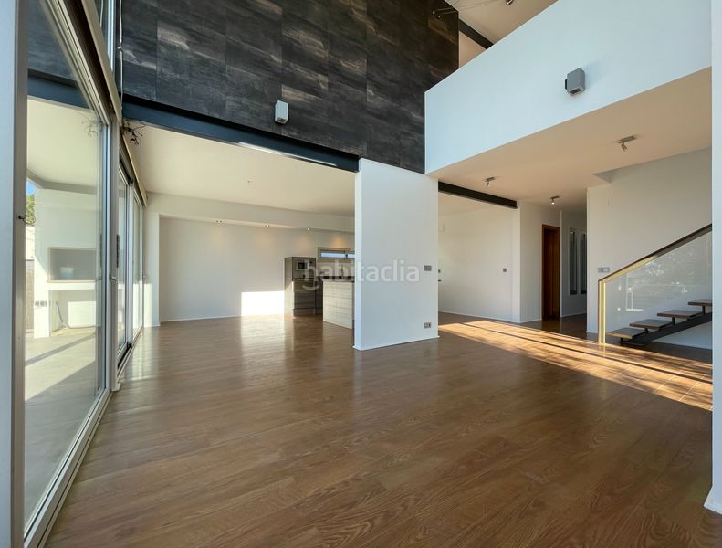 Foto b2113989-18ba-47d4-b7d9-cffcde3f09e6. Chalet luminoso chalet de diseño en fontpineda con piscina en Pallejà