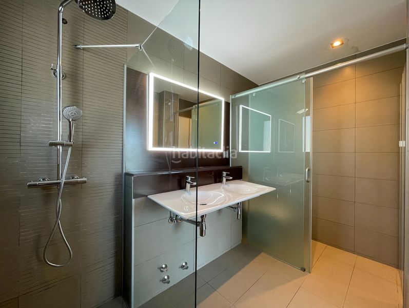 Foto bae59dcf-2f42-4527-a2e9-c731bb6acd0a. Chalet luminoso chalet de diseño en fontpineda con piscina en Pallejà