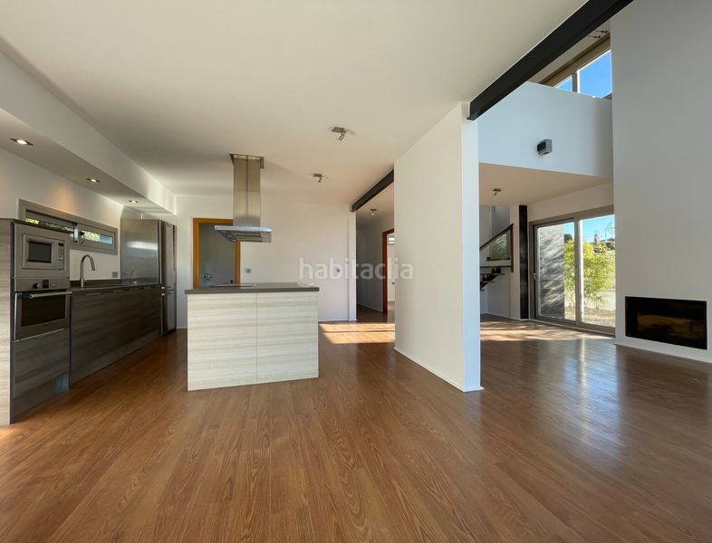 Foto bc55b629-a432-4e27-936c-48892659d80d. Chalet luminoso chalet de diseño en fontpineda con piscina en Pallejà