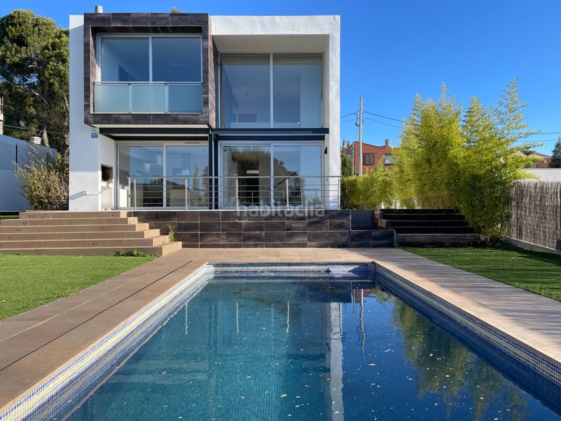 Foto ca582c89-fea3-4a7f-a125-dc79ab711514. Chalet luminoso chalet de diseño en fontpineda con piscina en Pallejà