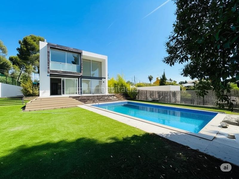 Foto db63a6bf-6a7b-4c13-b110-f37436b62947. Chalet luminoso chalet de diseño en fontpineda con piscina en Pallejà