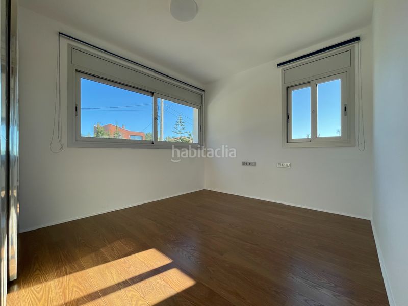 Foto f2f96c76-eb85-4bb7-a5fa-09a1162b6b7d. Chalet luminoso chalet de diseño en fontpineda con piscina en Pallejà