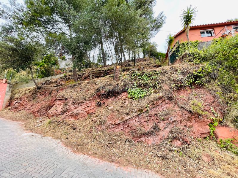 Foto f71cf5d2-c1e1-4aca-9bbd-88f1c0ef4166. Terreny residencial a carrer de la parellada 31 a Corbera de Llobregat