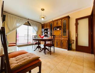 Pis  Carrer de ramoneda. Piso con 4 dormitorios, 1 baño y 2 balcones