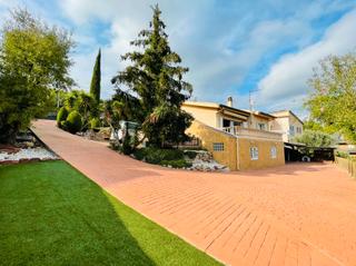Chalet à Corbera de Llobregat. Chalet con 3 dormitorios y 3 baños