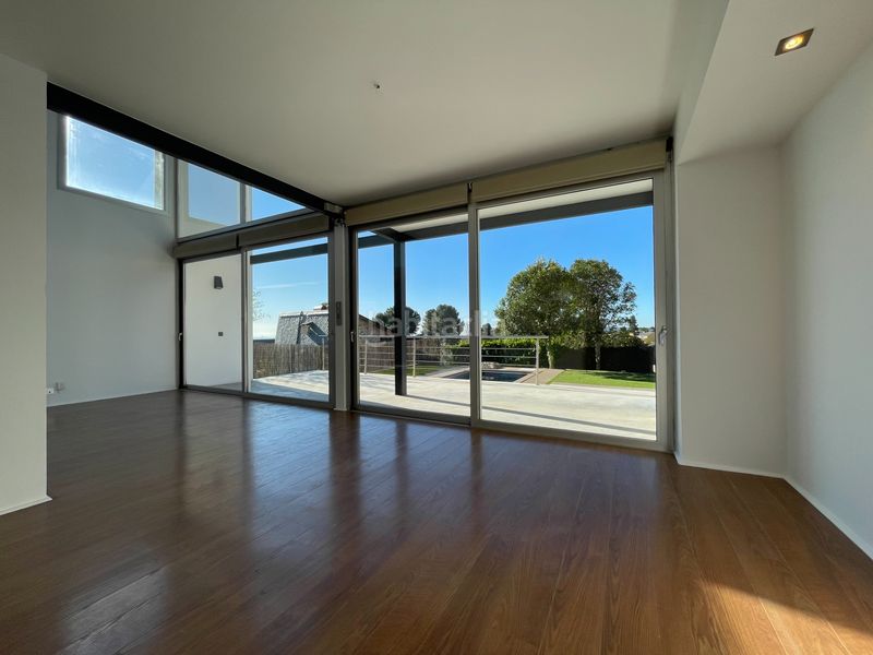 Foto 69243bba-2d0f-4f7e-8f41-2ab82aecf2bd. Xalet amb xemeneia aparcament piscina a Corbera de Llobregat